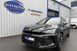 Vue 3/4 avant d'une CUPRA Formentor 1.5 eHybrid noir minuit, avec jantes noires et calandre distinctive.