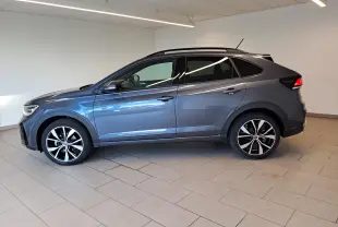 Vue de profil côté gauche du Volkswagen Taigo 1.0 TSI R-Line 2025 en gris cendré métallisé avec jantes alliage 18 pouces.
