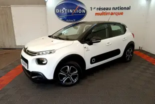 Citroën C3 PureTech 82 blanc vue 3/4 avant droit avec toit noir et protections latérales noires.