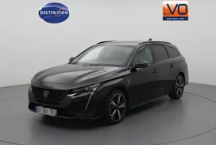 Peugeot 308 SW PHEV noir vue 3/4 avant droit avec jantes alliage et barres de toit visibles.