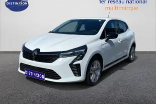 Renault Clio 2025 blanc glacier vue 3/4 avant droit avec calandre noire et phares LED distinctifs.