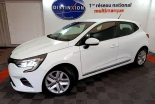 Renault Clio Business Blue dCi 85 blanche vue de profil côté gauche en intérieur avec phares LED allumés.