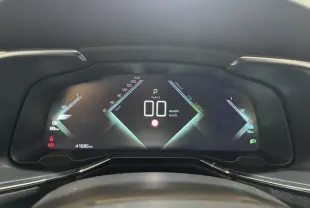 Tableau de bord numérique du DS7 Crossback E-TENSE 225 Bastille+, affichage vitesse et indicateurs hybrides.