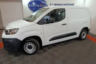 Vue de profil côté gauche d'un utilitaire Citroën Berlingo blanc avec jantes acier et protections noires sur les portes.
