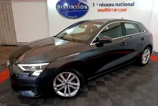 Audi A3 35 TFSI gris foncé vue 3/4 avant droit, avec jantes alliage et phares LED allumés.