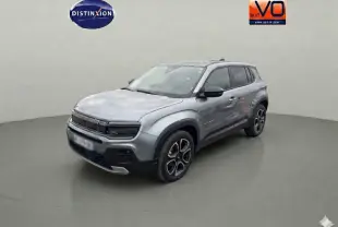 Jeep Avenger gris foncé en 3/4 avant droit, avec jantes alliage 18 pouces et toit ouvrant électrique en verre.