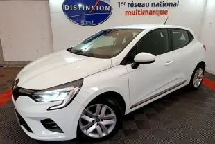 Renault Clio Business Blue dCi 85 blanc vue 3/4 avant droit avec phares LED allumés en intérieur showroom