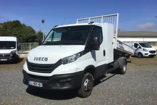 IVECO Daily Chassis Cabine blanc en 3/4 avant droit avec benne acier et coffre latéral visible.