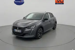 Peugeot 208 Hybrid gris en 3/4 avant droit, avec jantes alliage 17 pouces et feux diurnes LED distinctifs.