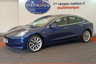 Tesla Model 3 Long Range bleu en vue profil côté gauche, avec jantes alliage et rétroviseurs électriques visibles.