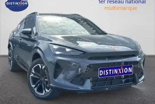 Vue 3/4 avant du CUPRA Formentor bleu Fjord 2025 avec calandre marquée et jantes alliage distinctives.