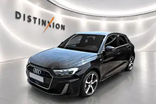 Audi A1 Sportback noir vue 3/4 avant droit avec jantes alliage et phares LED dans un showroom lumineux.