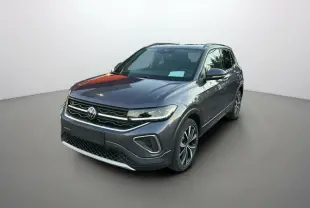 Volkswagen T-Cross TSI 116 DSG7 R-Line gris cendré en 3/4 avant avec jantes alu 18 pouces et barres de toit.