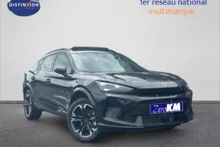 Vue 3/4 avant droite d'un CUPRA Formentor 2.0 TDI noir minuit métallisé avec jantes alu distinctives.