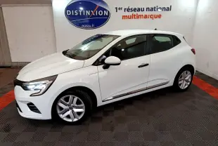 Renault Clio Business blanc vue de profil côté gauche avec feux LED allumés dans un showroom intérieur.