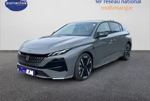 Vue 3/4 avant droite d'une Peugeot 308 gris selenium métallisé avec calandre noire et jantes alliage bicolores.