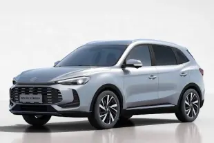 Vue 3/4 avant droite du MG ZS 1.5 Hybrid+ 197 Luxury en Cosmic Silver avec toit ouvrant et jantes bi-ton.