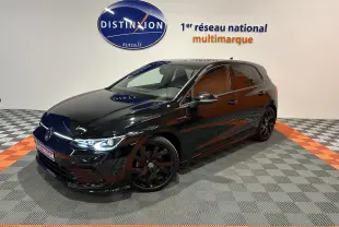 Volkswagen Golf VIII eTSI noire métal en 3/4 avant droit, avec jantes noires et phares LED allumés.