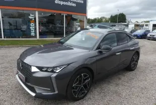 DS4 Cross Rivoli gris métallisé vue 3/4 avant droit avec calandre DS Wings chromée et jantes alliage 19 pouces.