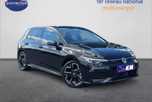 Volkswagen Golf 1.5 eTSI R-Line noir Grenadilla métallisé vue 3/4 avant avec jantes alu distinctives.