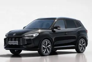 Vue 3/4 avant du MG ZS 1.5 Hybrid+ 197 Luxury en Pebble Black avec toit ouvrant et jantes bi-ton.