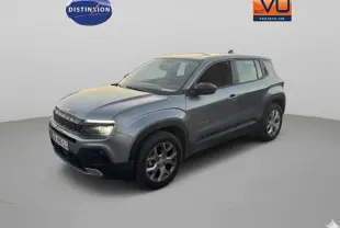 Jeep Avenger gris foncé en vue 3/4 avant droit, avec jantes alliage 17 pouces et calandre distinctive.