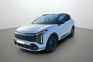 KIA SPORTAGE blanc nacré toit noir en 3/4 avant droit, avec feux avant LED en forme de L et jantes alu noires.