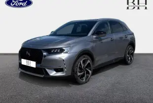 DS7 Crossback gris Artense vu en 3/4 avant droit, avec calandre noire et jantes 20 pouces distinctives.