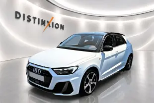 Audi A1 Sportback blanc et noir vue 3/4 avant droit avec jantes alliage et toit noir brillant dans showroom.
