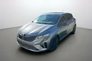 Renault Clio V E-Tech 145 Esprit Alpine gris schiste vue 3/4 avant avec jantes alu noires et feux LED distinctifs.