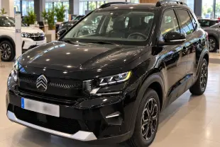 Citroën C3 ë-113 Berline Max noir métal en 3/4 avant droit, avec jantes alliage et détails noirs brillants.