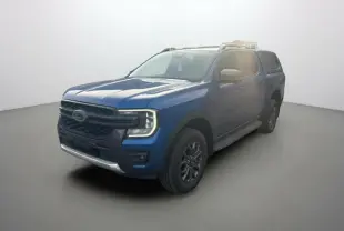 Ford Ranger 3.0 V6 Wildtrak bleu lightning en 3/4 avant droit avec hard-top vitré couleur carrosserie.