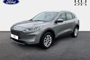 Ford Kuga gris Solar métallisé en vue 3/4 avant droit, mettant en valeur ses lignes fluides et jantes alu.