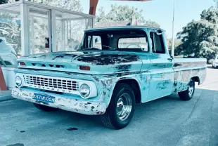 Chevrolet C10 Apache 1963 bleu vue 3/4 avant avec carrosserie patinée et pare-chocs usé.