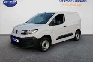 Peugeot Partner blanc Kaolin en 3/4 avant droit, avec pare-chocs noirs et jantes acier simples.