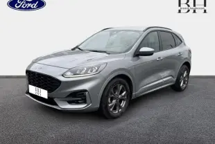 Ford Kuga gris Solar métallisé en vue 3/4 avant droit, avec calandre noire et jantes alliage foncé.
