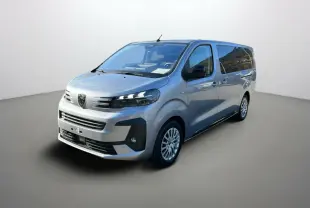 Peugeot Traveller gris acier en 3/4 avant droit, avec vitres surteintées et jantes alliage 17 pouces.