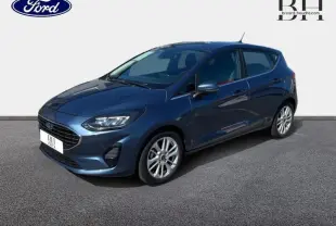 Ford Fiesta 1.0 EcoBoost Hybrid bleu azur métallisé vue 3/4 avant avec jantes alu et calandre chromée.