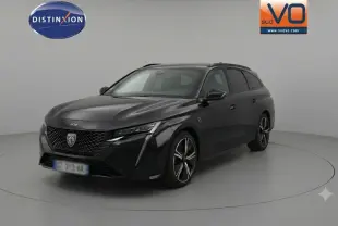Peugeot 308 SW PHEV noir en 3/4 avant droit, avec jantes alliage 18 pouces et barres de toit visibles.