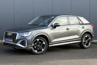 Audi Q2 30 TDI S-Line gris Daytona en 3/4 avant droit, avec jantes Audi Sport 5 branches finition titane mat.