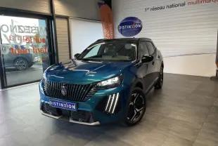 Peugeot 2008 hybride bleu en 3/4 avant droit, avec calandre noire verticale et feux LED distinctifs en griffes.