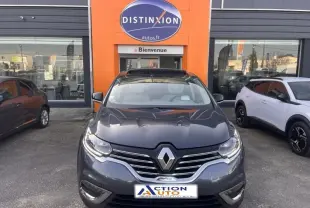 Vue avant d'un Renault Espace gris Cassiopée garé devant un concessionnaire avec calandre chromée et phares LED.