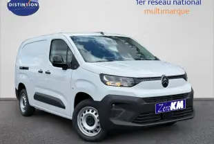 Citroën Berlingo Fourgon XL Diesel blanc Icy vu en 3/4 avant droit avec porte latérale coulissante et jantes acier.