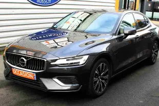 Volvo S60 gris métal vue 3/4 avant droit, calandre chromée et jantes alliage distinctives visibles.