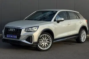 Audi Q2 35 TDI S-Line argent rosé, vue 3/4 avant droit, avec jantes alliage et calandre noire distinctive.