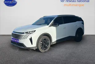 Peugeot 5008 Hybrid blanc okenite en 3/4 avant droit avec jantes noires et vitres surteintées.