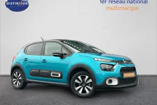 Vue 3/4 avant droite d'une Citroën C3 2023 bicolore Spring Blue et Noir avec jantes alu et protections latérales noires.