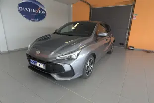 Vue 3/4 avant d'une MG3 1.5L Hybrid+ 195ch Luxury en gris métallisé Hampstead, avec jantes distinctives et calandre noire.