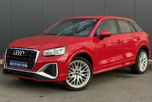 Audi Q2 35 TDI S-Line rouge vue 3/4 avant droit, avec jantes alliage et calandre noire distinctive.