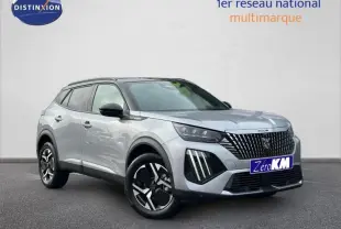 Peugeot 2008 gris en vue 3/4 avant droit, avec calandre verticale distinctive et jantes noires bicolores.